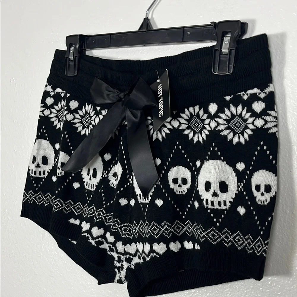 Hot Topic Black and White Skull Patterned Women Shorts - Picture 4 of 7